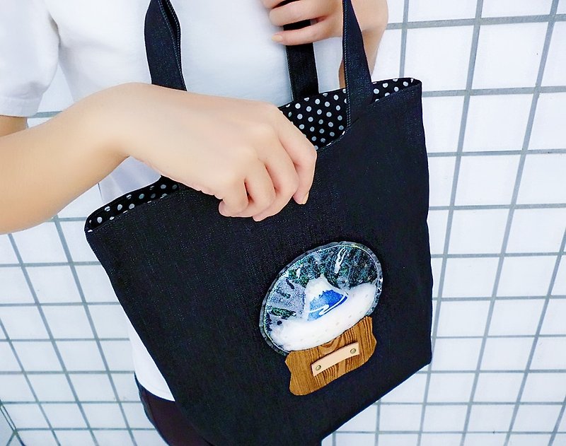 Light blue Mt. Fuji wishing crystal ball black denim shoulder bag tote bag shopping bag - กระเป๋าแมสเซนเจอร์ - ผ้าฝ้าย/ผ้าลินิน สีน้ำเงิน