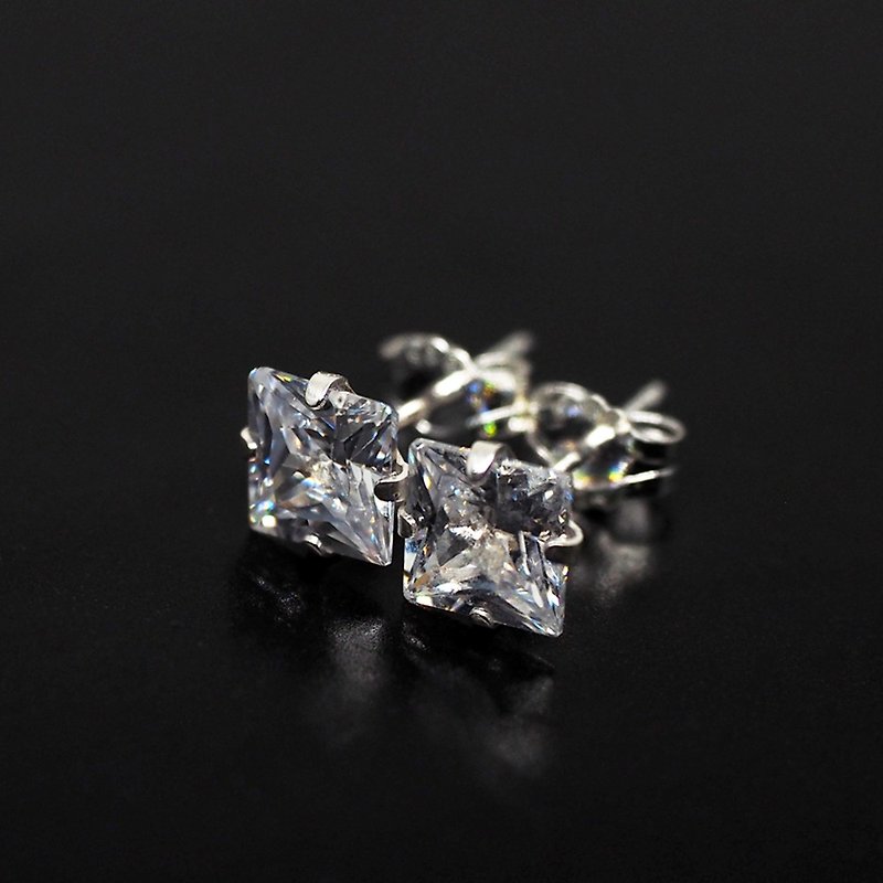 White Diamond Stimulants Crystal Stud Earrings, Sterling Silver, Square Shape - 耳環/耳夾 - 其他金屬 白色