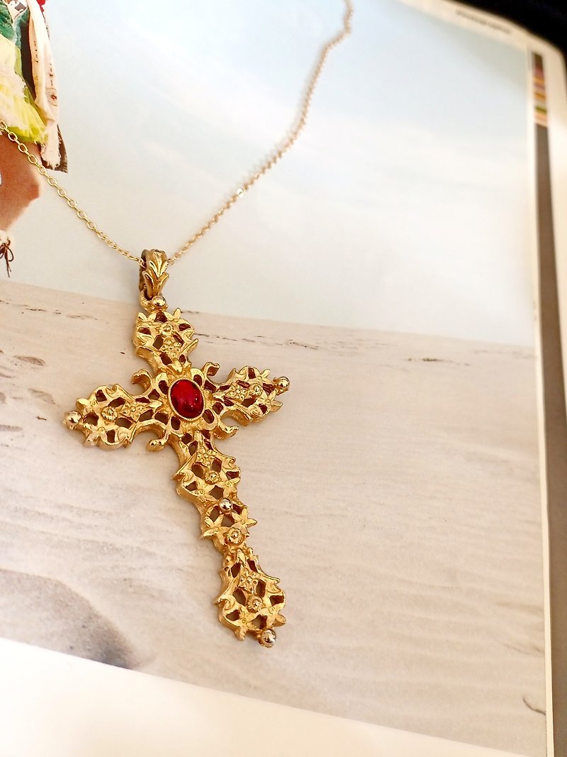 vintage jewelry AVON egg-faced red glass carved cross necklace - สร้อยคอ - โลหะ 