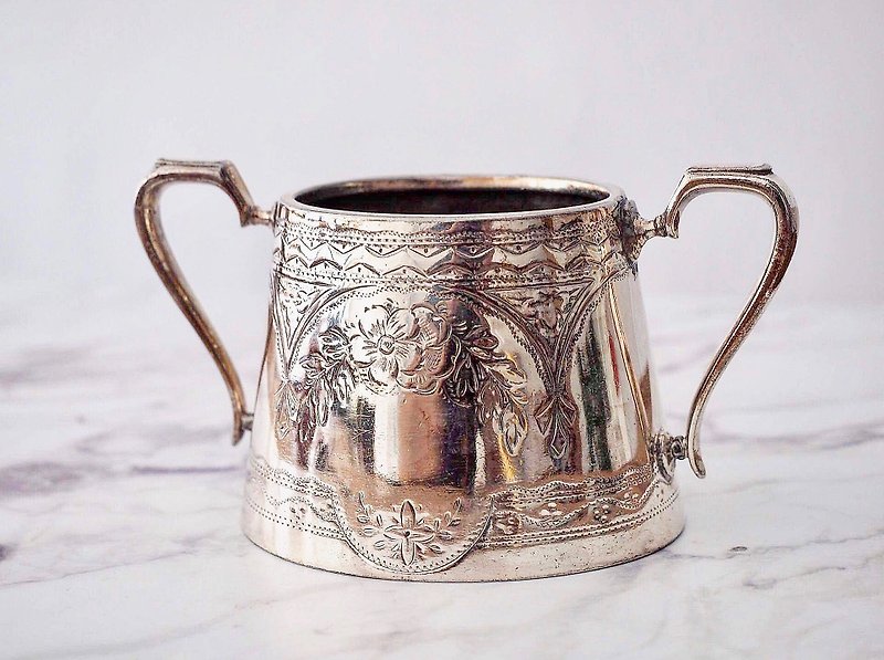 英国百年彫刻された銀メッキされたバイノーラル缶 - 置物 - シルバー 