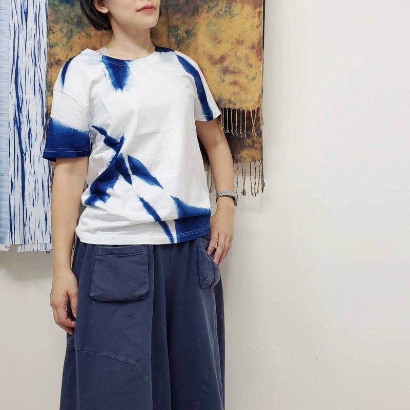 留白-手工藍染T恤 僅此一件 - 女 T 恤 - 棉．麻 藍色