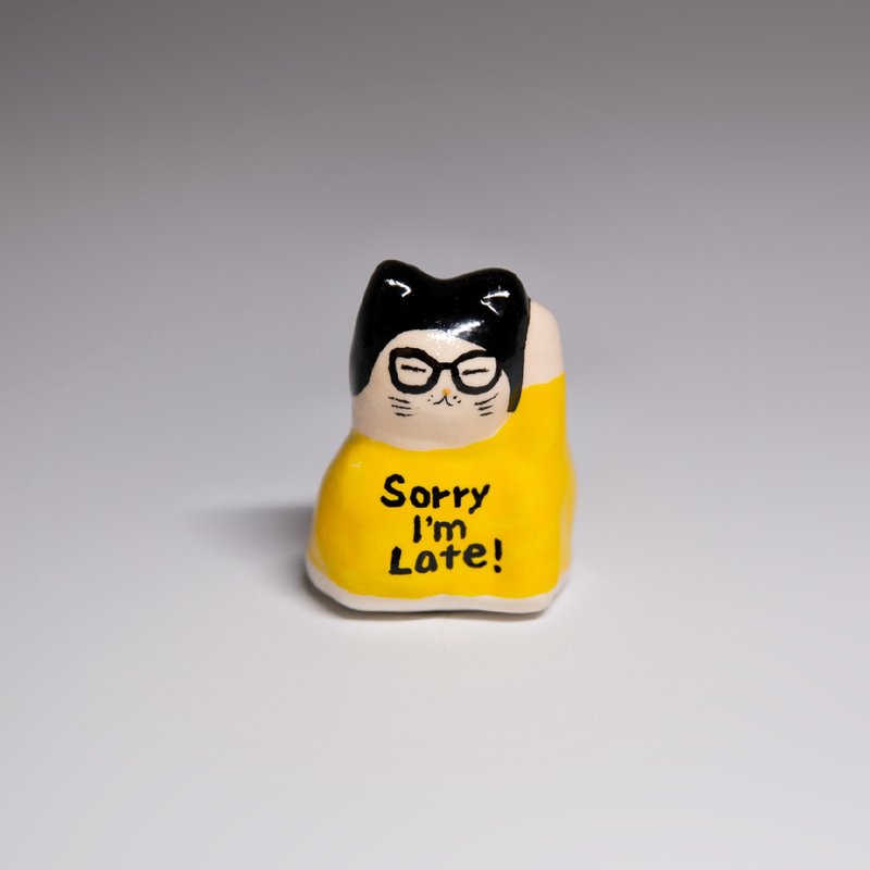 街頭開運招財貓-T恤貓-Sorry I'm late! - 擺飾/家飾品 - 陶 白色