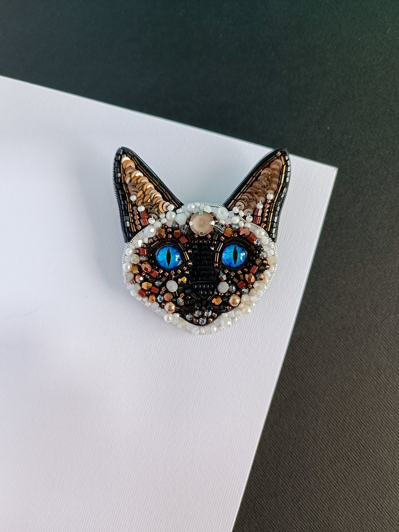 Embroidered seed beads Siam cat brooch - เข็มกลัด - วัสดุอื่นๆ หลากหลายสี