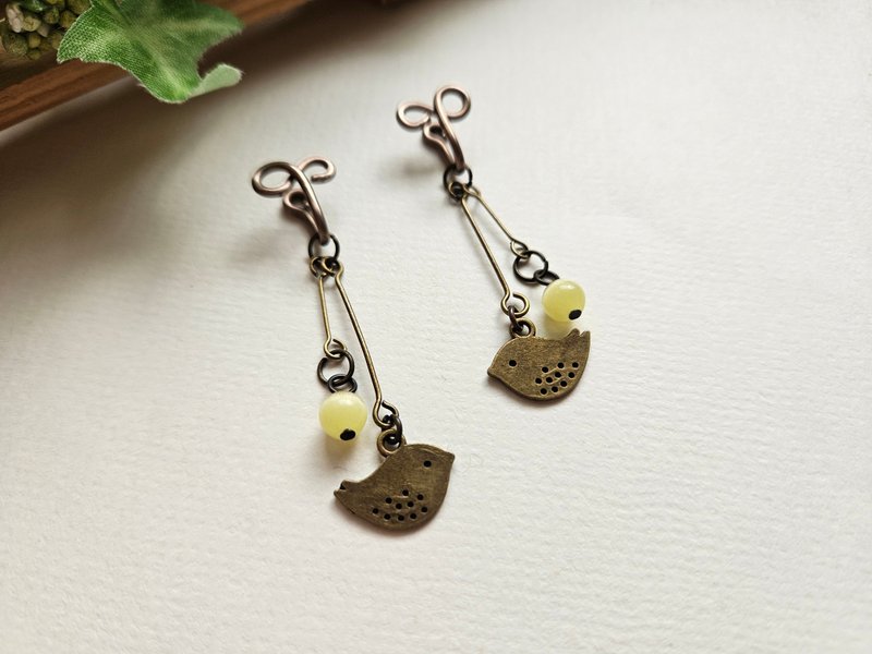 [Bird under the blue sky] Qinggu, yellow ~ painless Clip-On, clip-on earrings, ear hooks - Earrings & Clip-ons - Other Materials Yellow