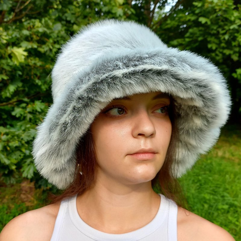Light gray fluffy faux fur hat. Cute fuzzy bucket hats. Stylish shaggy fur hat. - 帽子 - 其他材質 灰色