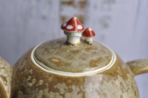 Frog on mushroom teapot 735ml, handmade ceramic kettle 25oz