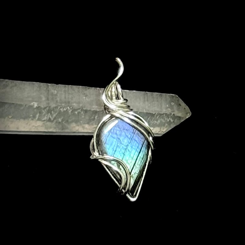 【Feather Trace】 Metal Woven Labradorite Necklace - สร้อยคอ - คริสตัล สีน้ำเงิน