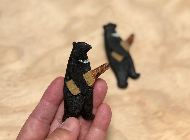 Wooden pin/Taiwanese black bear holding bread - Badges & Pins - Wood Black