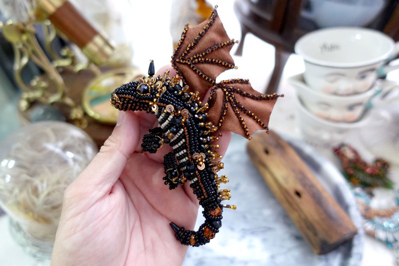 俄羅斯藝術家合作款 黑色釘珠刺繡飛龍胸針 全手工製作 只有一個 - 胸針 - 其他金屬 黑色