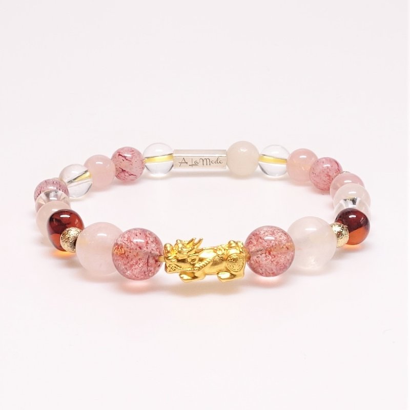 Strawberry crystal amber bracelet with pure gold 貔貅 enhance the relationship to strengthen the emotional business business fortune - Bracelets - Crystal Pink