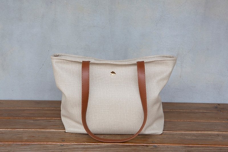 Taiwan Original / CLM Vegan Leather / Minimalist Tote Bag - Light Linen - กระเป๋าแมสเซนเจอร์ - วัสดุกันนำ้ สีกากี