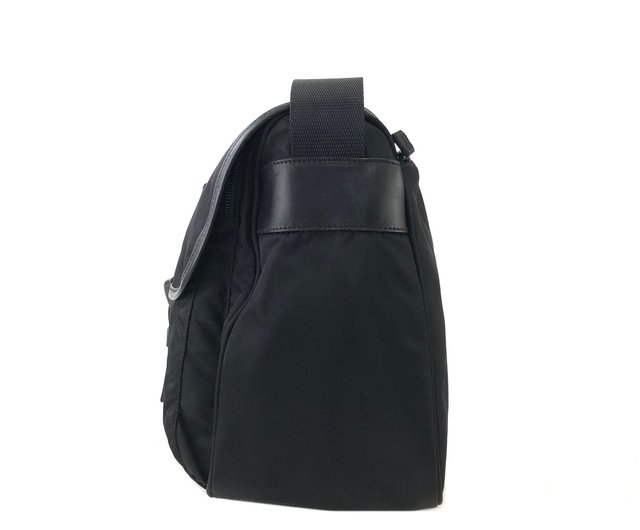 PRADA メッセンジャーバッグ　トライアングルロゴ　ナイロン　ショルダーバック 日本直送 名牌中古包 】PRADA プラダ トライアングルロゴ