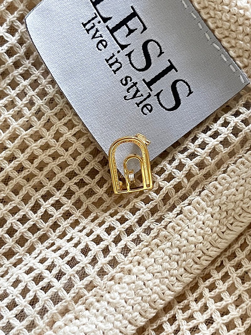 LESIS | Arch Pin - เข็มกลัด - ไข่มุก สีทอง