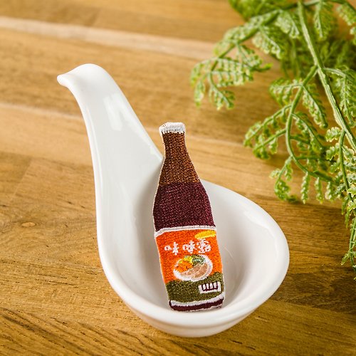 Lynette Lin 台灣的瓶瓶罐罐。台南醬油 - 繡片