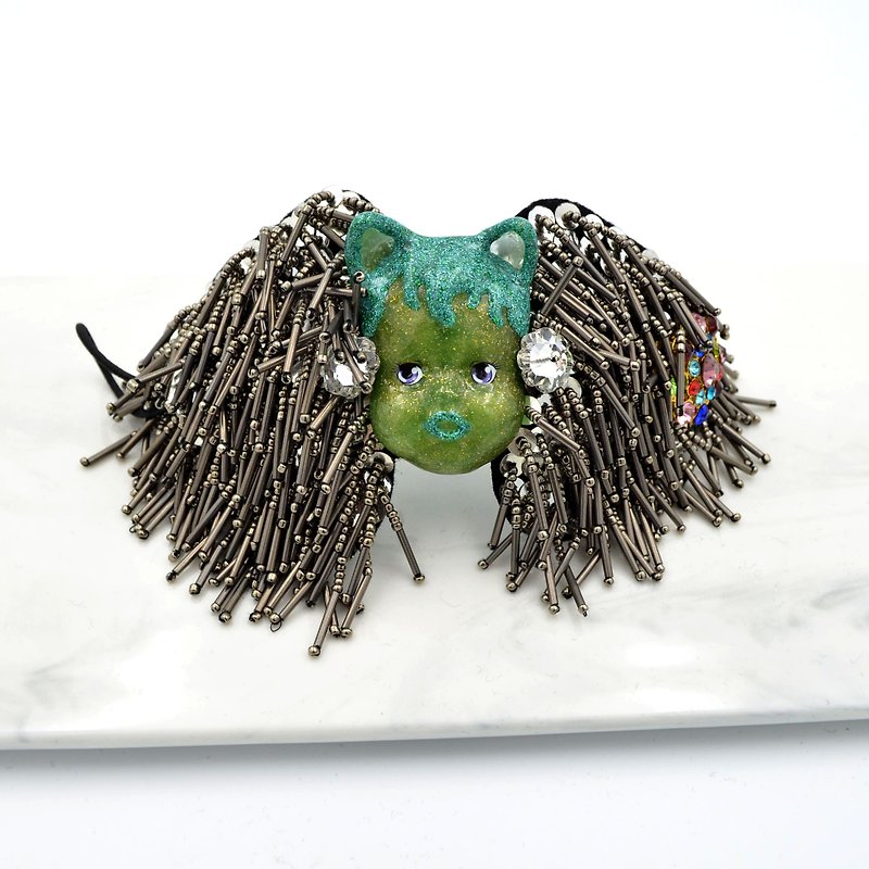 Green cat ears doll beads handmade doll head can be customized to any color - สร้อยข้อมือ - เส้นใยสังเคราะห์ สีเขียว