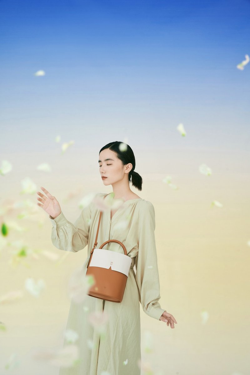 Gaia Bucket Bag 素皮革 水桶包 手提包 側背包 淺棕色 x 米白色 - 側背包/斜背包 - 人造皮革 咖啡色