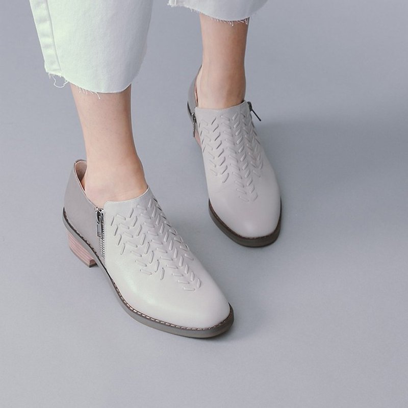 Woven three-dimensional leather pattern vintage leather block heel shoes gray - รองเท้าบูทสั้นผู้หญิง - หนังแท้ สีเทา