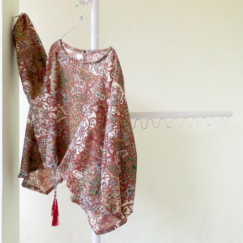 Classical patterned batik blouse - เสื้อผู้หญิง - ผ้าฝ้าย/ผ้าลินิน สีเทา