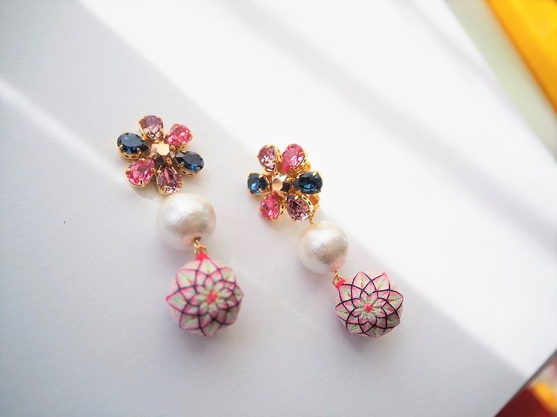 tachibanaya Daisy Pearl swarovski Japanese TEMARI earrings flower pink - ต่างหู - โลหะ สึชมพู
