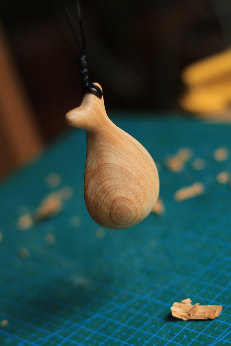 Yi Ranzhi original design, fully hand-carved and made | Old cypress fish-shaped spoon ornament - พวงกุญแจ - ไม้ 