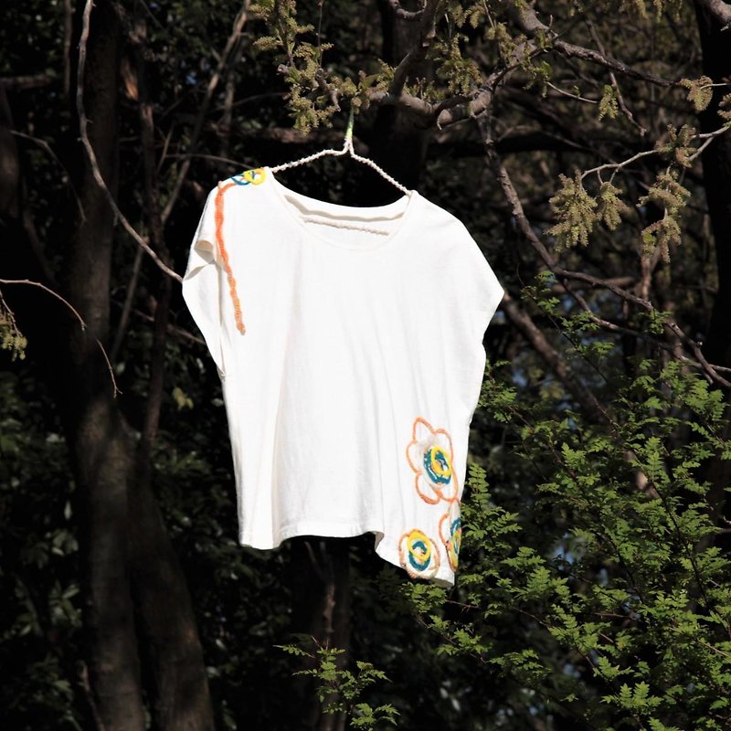 Flower French T-shirt in my garden - เสื้อยืดผู้หญิง - ผ้าฝ้าย/ผ้าลินิน ขาว