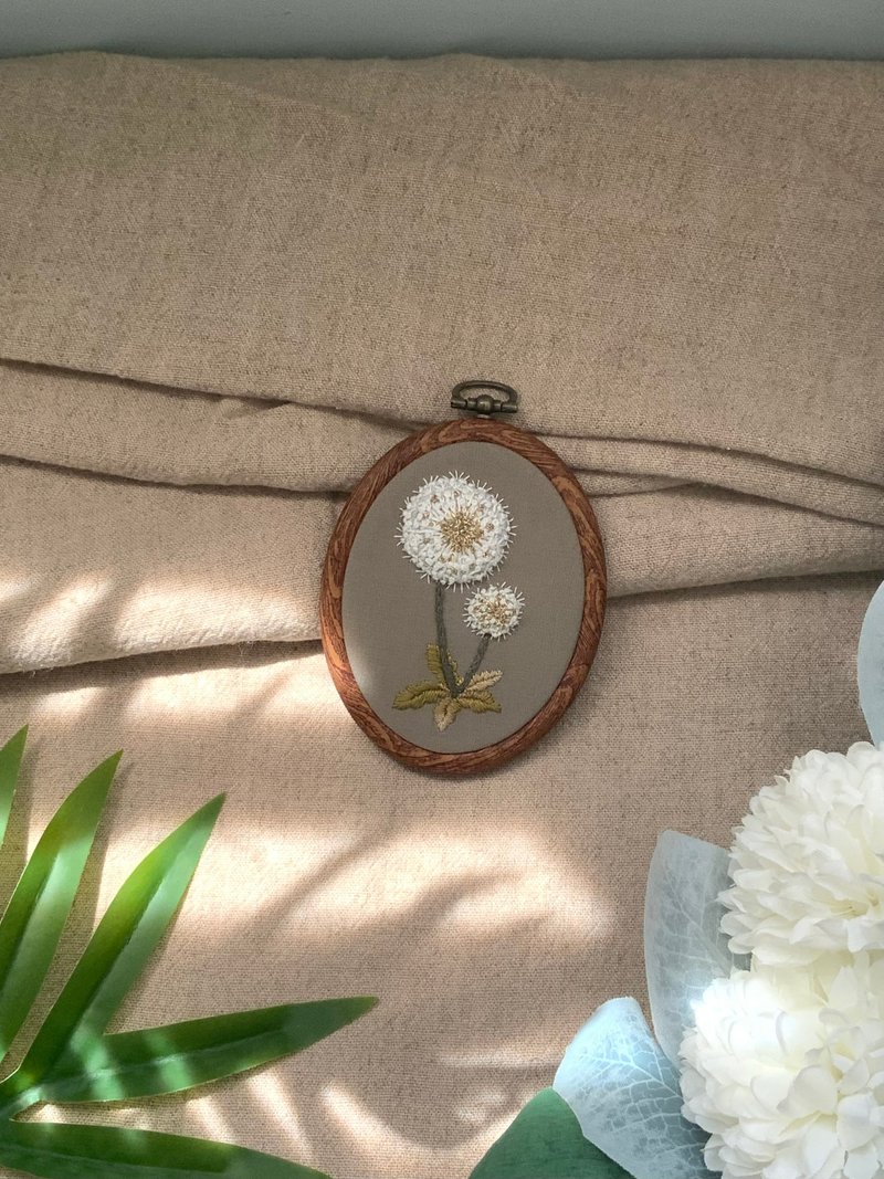 Dandelion small hanging frame embroidery handmade/semi-three-dimensional embroidery painting - Picture Frames - Rubber Orange