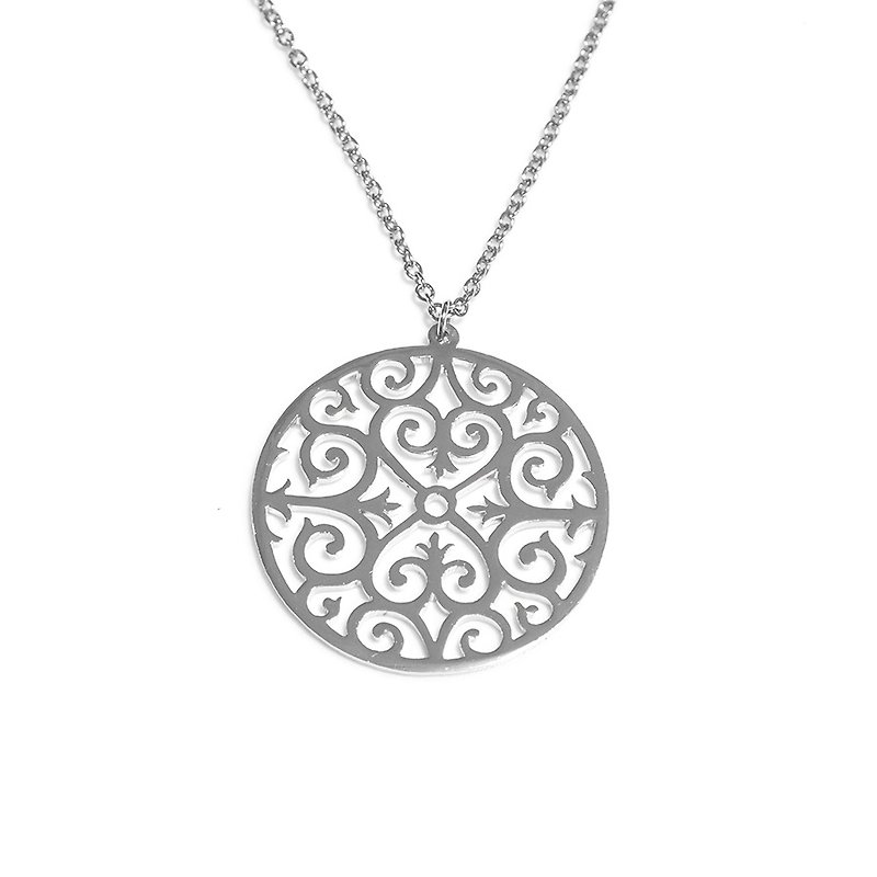 Decorative pattern in round shape pendant - สร้อยคอ - โลหะ สีเงิน