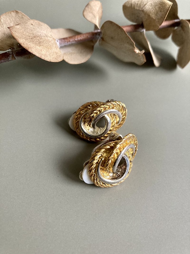 Western Antique Jewelry 80s Hollywood Sense Classic Spiral Gold Clip-On Earrings - ต่างหู - โลหะ 