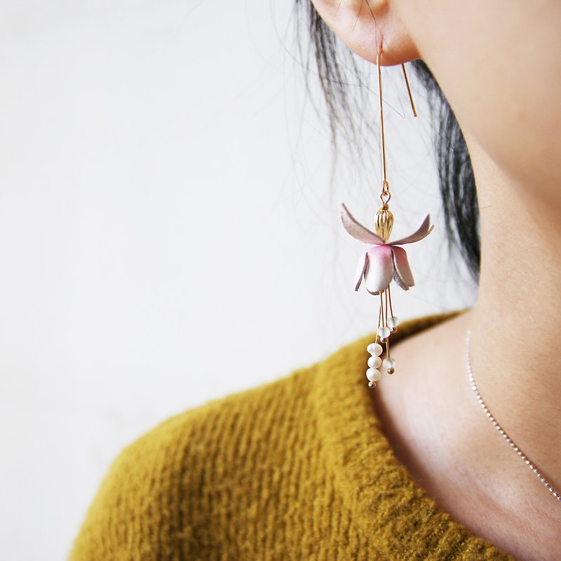 March ・ 嬷嬷 murmur ・ Handmade leather bell flower earrings - Leather Goods - Genuine Leather 