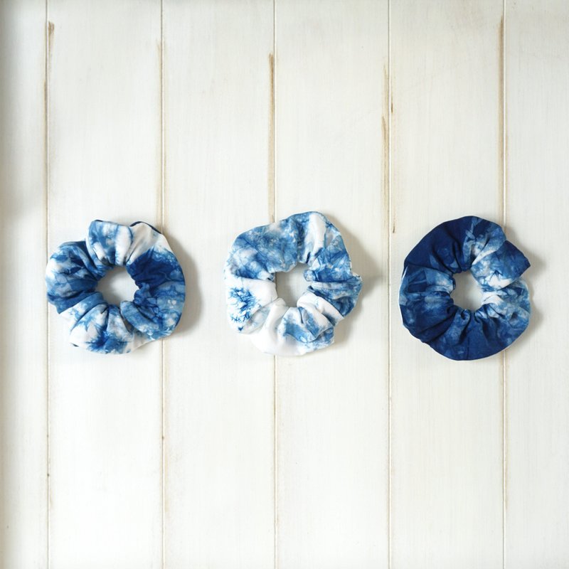 S.A x Indigo Dyed Handmade Scrunchies - เครื่องประดับผม - ผ้าฝ้าย/ผ้าลินิน สีน้ำเงิน