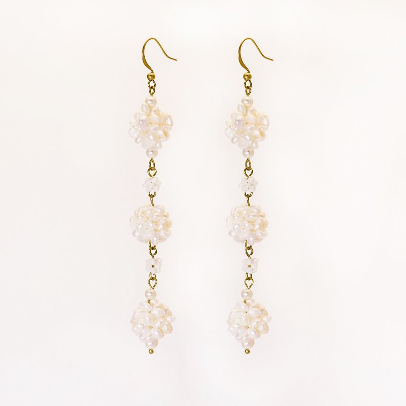 Snowball Triplets brass beaded pearl earrings/clips - ต่างหู - เครื่องเพชรพลอย ขาว