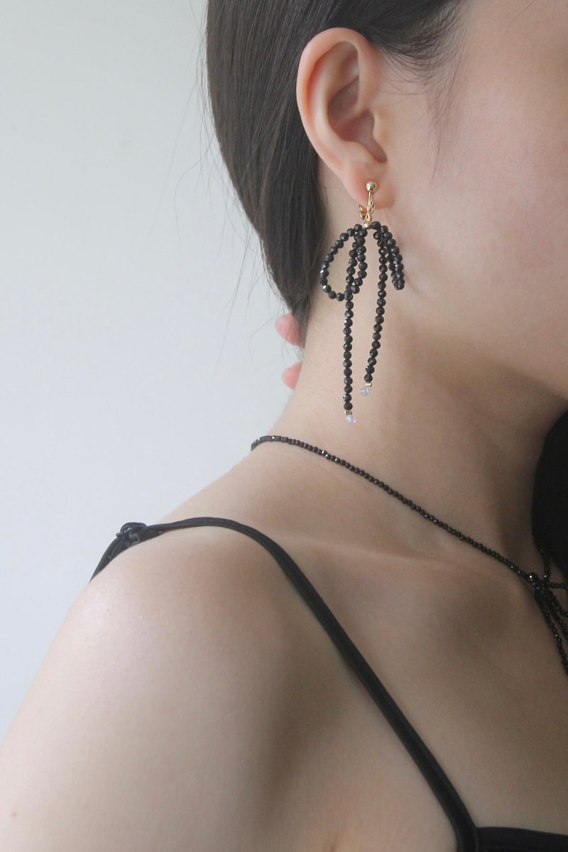 Black spindle bow earrings and Clip-On - ต่างหู - คริสตัล สีดำ