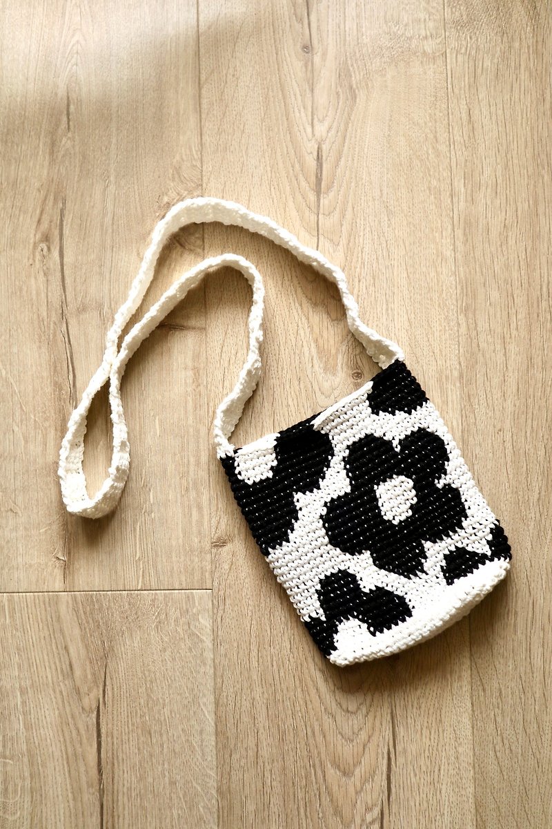 Black and white floral crochet cross-body bag - กระเป๋าแมสเซนเจอร์ - ผ้าฝ้าย/ผ้าลินิน ขาว