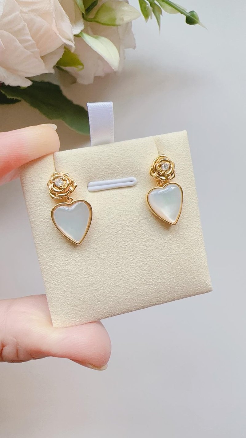 Rose Heart Mabe Pearl Stud Earrings 马贝珍珠玫瑰耳钉 - 耳環/耳夾/耳骨夾 - 其他材質 金色