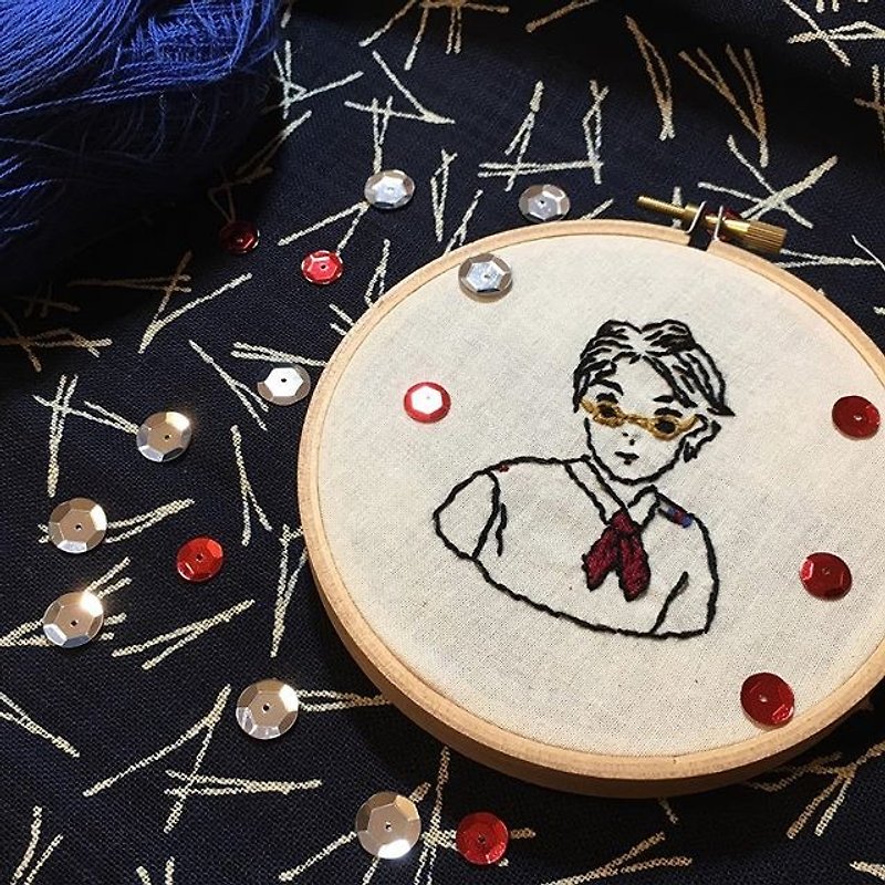スチュワーデスの制服刺繍枠の絵を身に着けているアフィのウォン・カーウァイの映画恋する惑星 - 置物 - 刺しゅう糸 ブラック