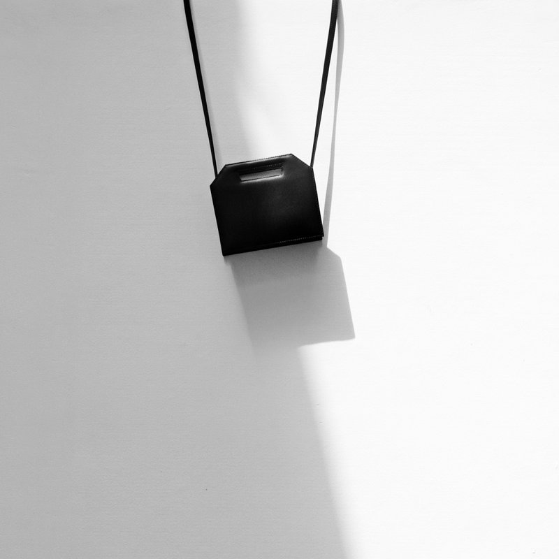 Micro Kontur - small minimalist structured leather bag - 側背包/斜背包 - 真皮 黑色