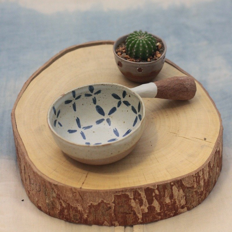 3.2.6. studio: Handmade ceramic tree bowl with wooden handle - ตกแต่งต้นไม้ - กระดาษ สีทอง