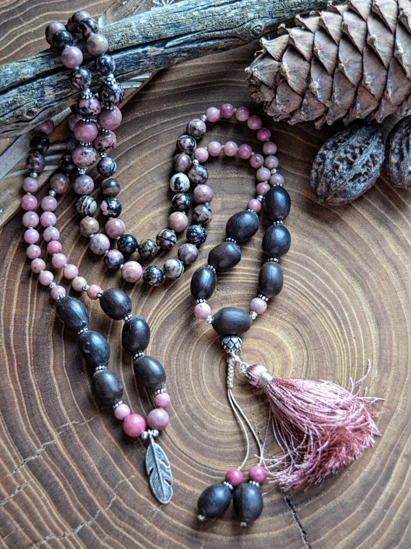 Rhodonite Mala 108 珠與蓮花種子用於瑜伽和冥想念珠流蘇 - 項鍊 - 半寶石 粉紅色