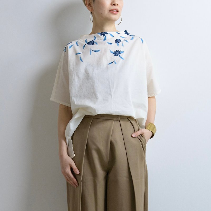 Bottleneck T-blouse [hand-drawn arabesque pattern] - Women's Shirts - Cotton & Hemp White