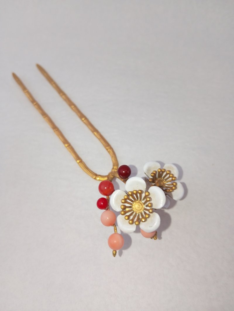 白梅花簪 黃銅 × 琺瑯 × 珊瑚珠 日本手工製作 Luan. Kanzas - 髮夾/髮圈 - 其他金屬 