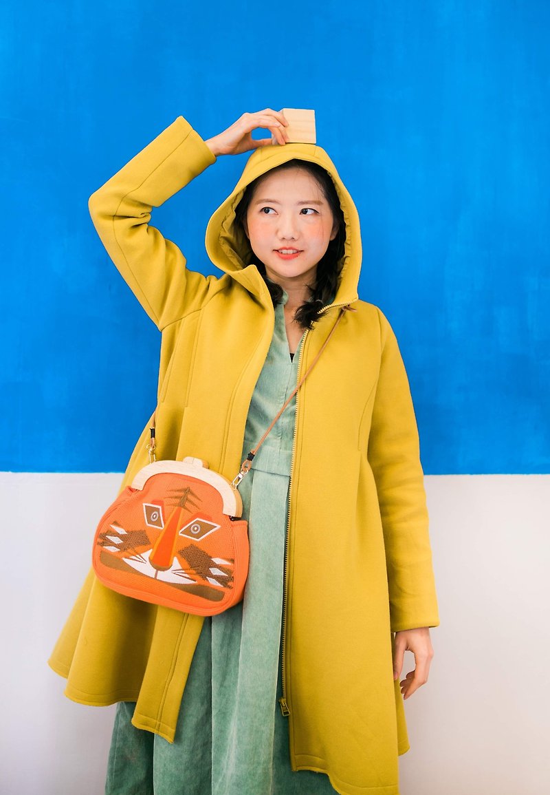 Tiger wooden cross body bag - กระเป๋าแมสเซนเจอร์ - ผ้าฝ้าย/ผ้าลินิน สีส้ม