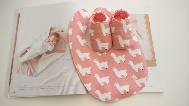 粉底草泥碼彌月禮物 嬰兒鞋+圍兜 - 彌月禮盒 - 其他材質 粉紅色