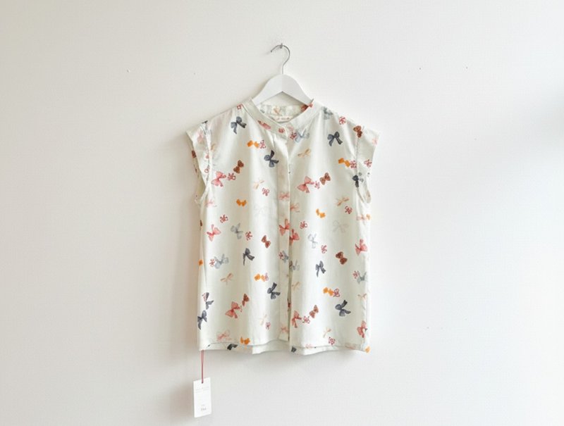 Mandarin Collar Top with Puff Sleeves, Cotton Fabric with Bow Pattern - 女上衣/長袖上衣 - 棉．麻 
