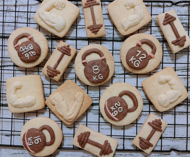 Free Photo  Animal shaped cookies with kitchen utensils