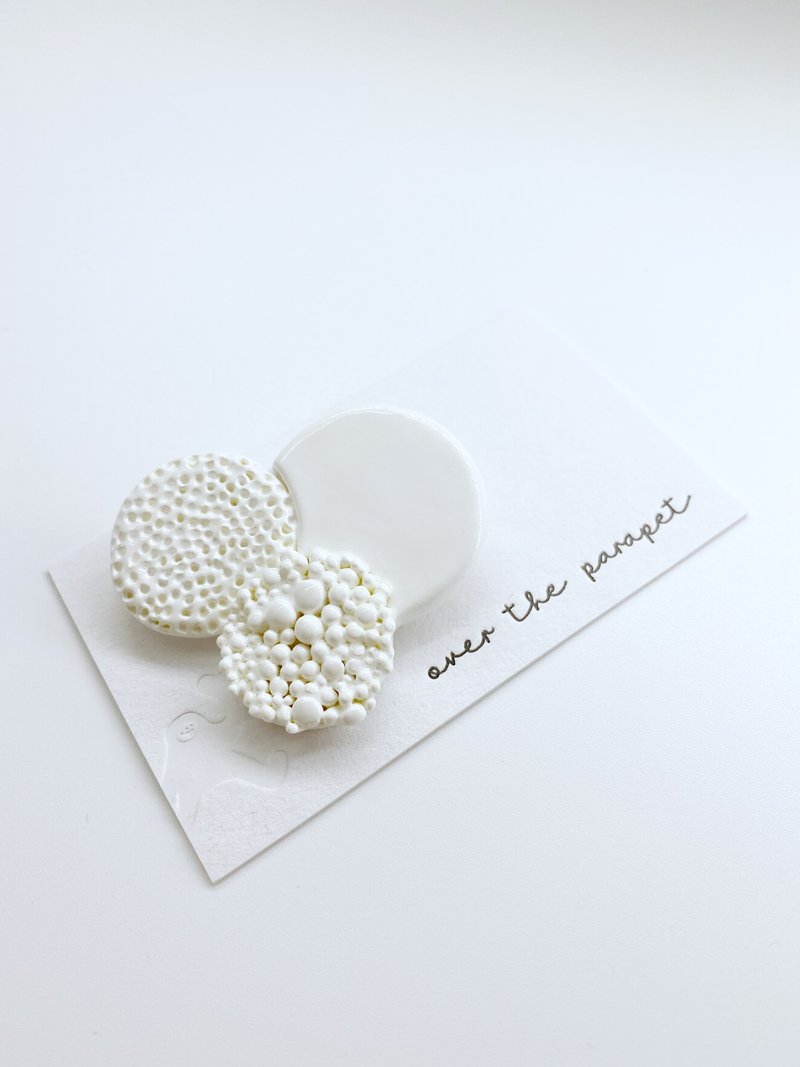 手工氣泡粒粒質感心口針 - 胸針 - 黏土 白色