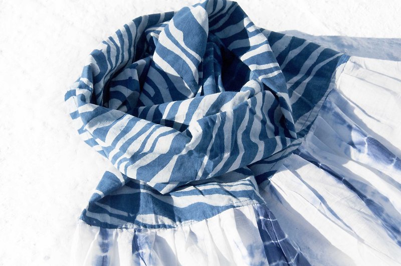 藍染絲巾/蠟染刺繡絲巾/植物染圍巾/indigo漸層綿線絲巾-藍色大海 - 絲巾 - 棉．麻 藍色