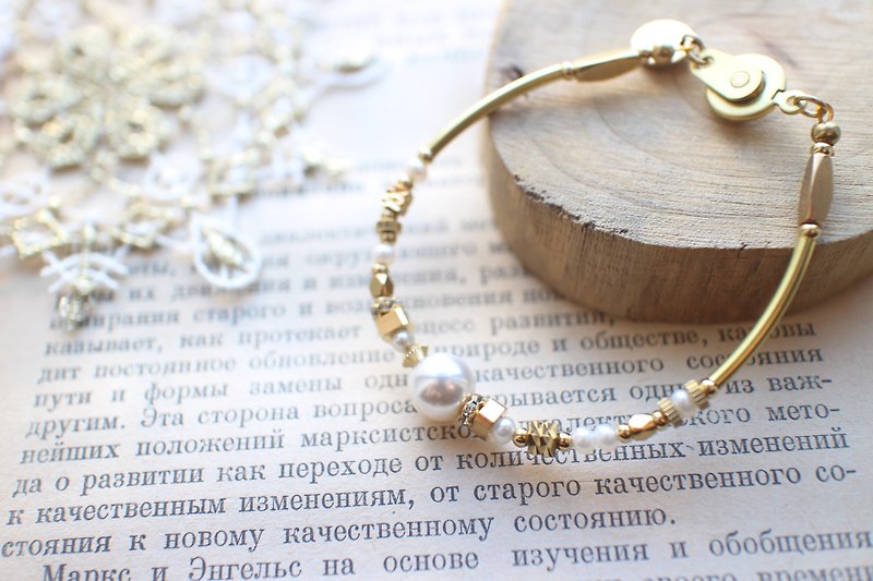 Bellow's secret - pearl brass bracelet - สร้อยข้อมือ - โลหะ ขาว