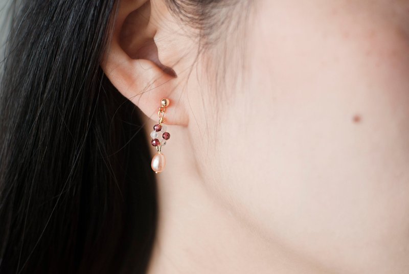 Garnet and moonstone pink pearl earrings - ต่างหู - ไข่มุก สึชมพู