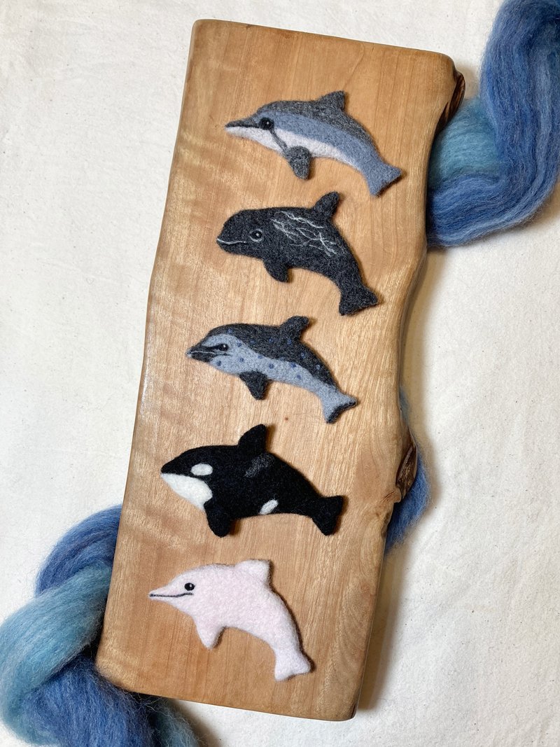 Whale night good night series pin (spinner dolphin pattern dolphin tropical spotted dolphin killer whale white dolphin) - Brooches - Cotton & Hemp White