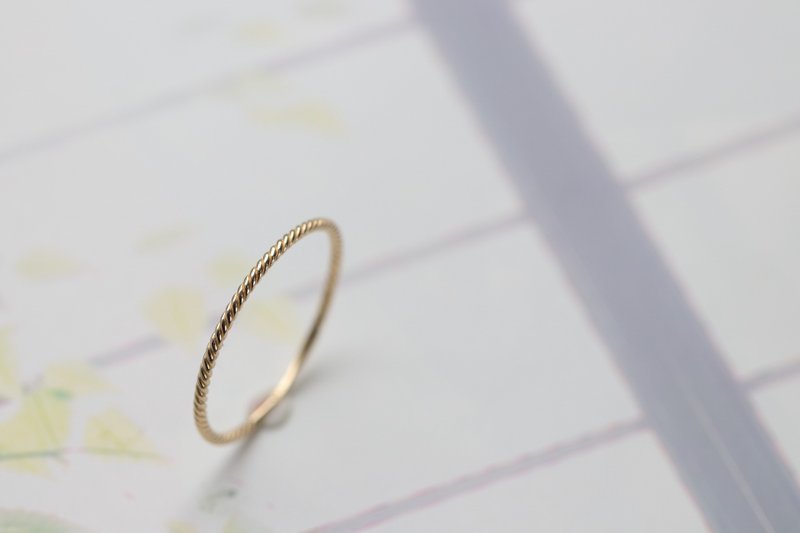 純14K Tint Twist Ring 簡約花捲線戒 - 戒指 - 貴金屬 金色